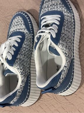 Universal Thread Casual Blue & White Knit Sneakers
